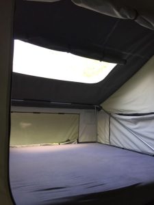 Het bed in de Campwerk family is 220 x 175 cm en je slaapt onder een dakraam. Veel licht en 's avonds naar de sterren kijken :)