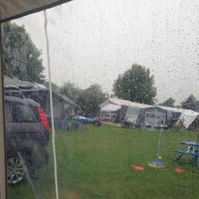 kamperen slecht weer