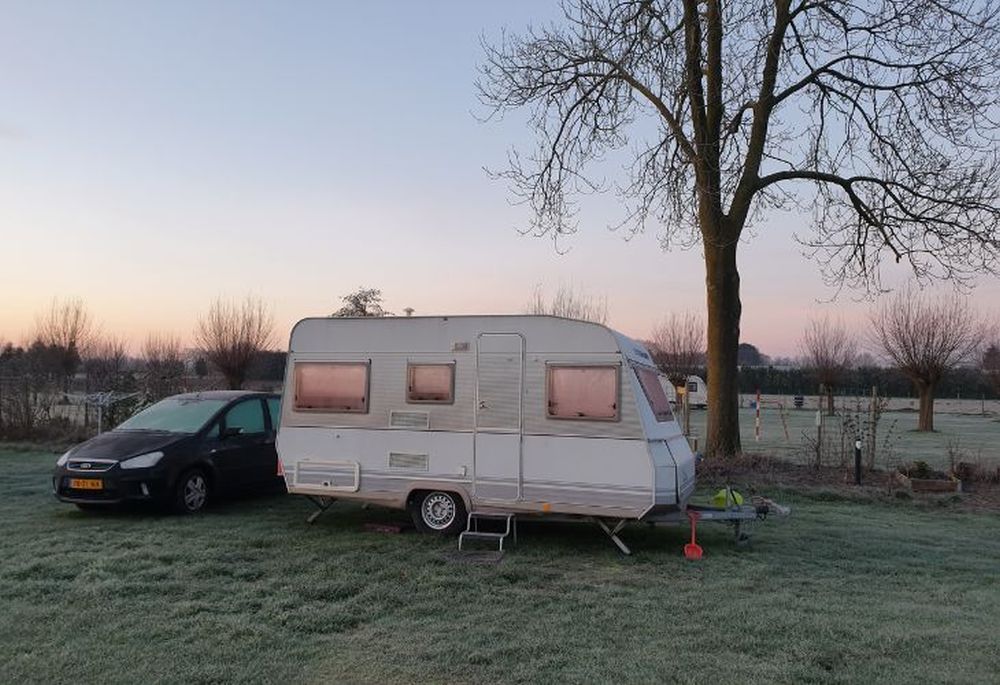 Winterkamperen met de caravan zonsopkomst vriest koud weer camping