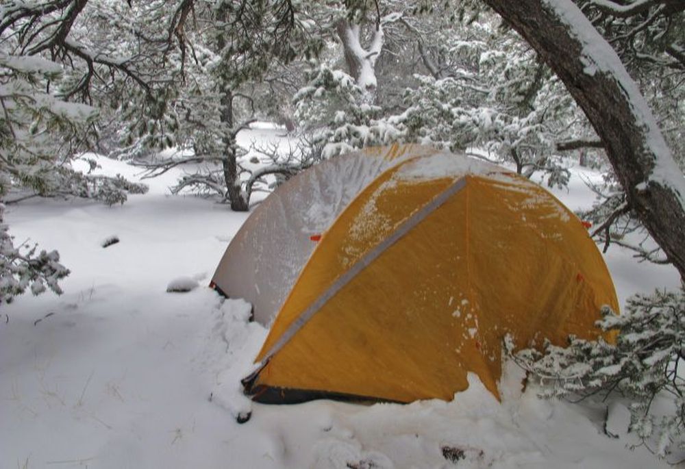 kamperen in de sneeuw met tent