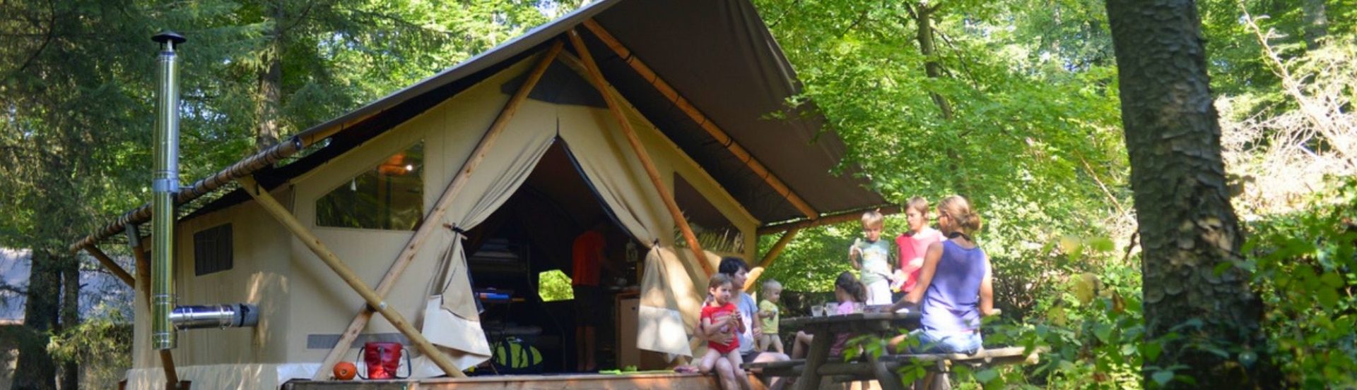 Glamping tent op camping met kamperend gezin