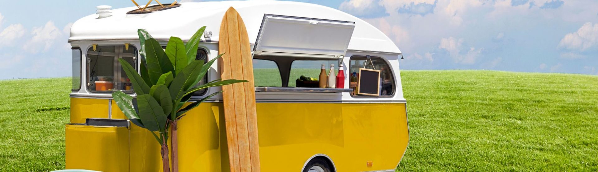Caravan met surfplank