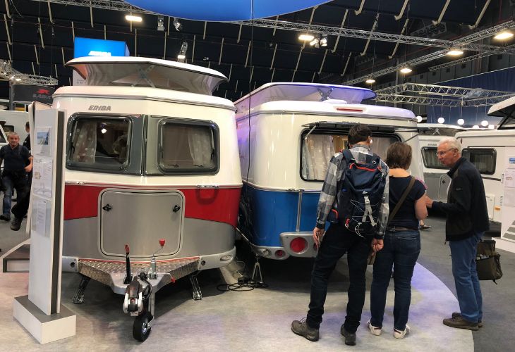 kampeerbeurs utrecht 2019 kampeer en caravan jaarbeurs stel kijkt naar twee eriba caravans