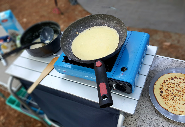 pannenkoeken bakken op de camping