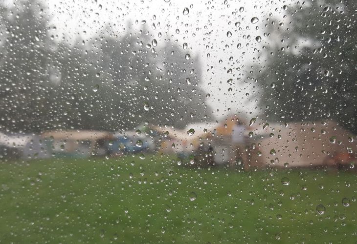 regen camping kamperen slecht weer 