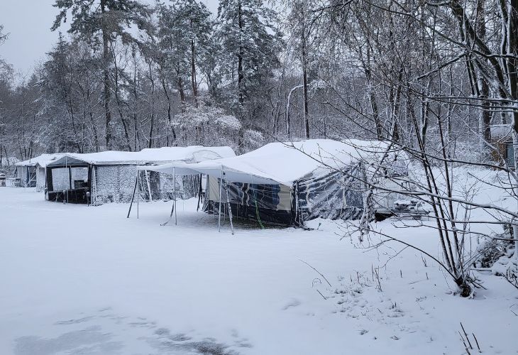 Sneeuw camping ingestorte luifel voortent