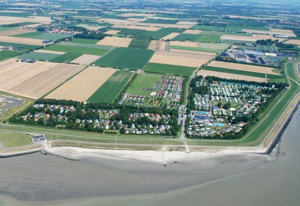 Luchtfoto 'fijnste familiecamping aan zee in Nederland'