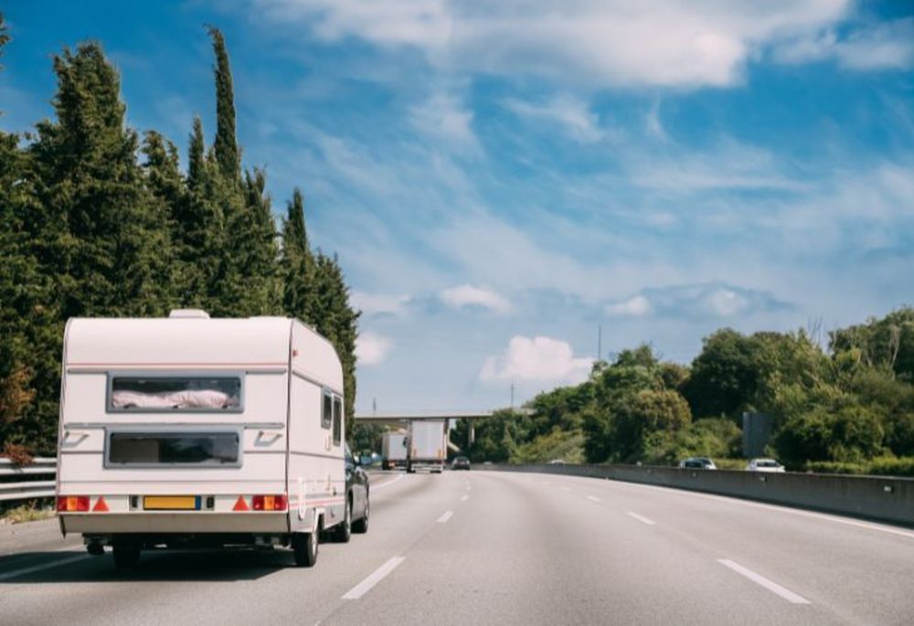 Caravanverzekering Up-to-date auto met caravan op snelweg