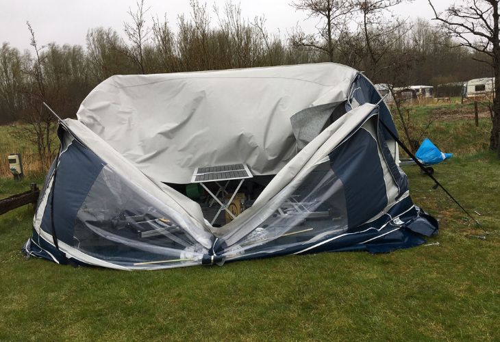 Stormschade caravan camping voortent kapot