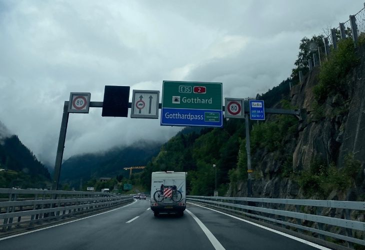 weg naar Gotthard tunnel zomervakantie