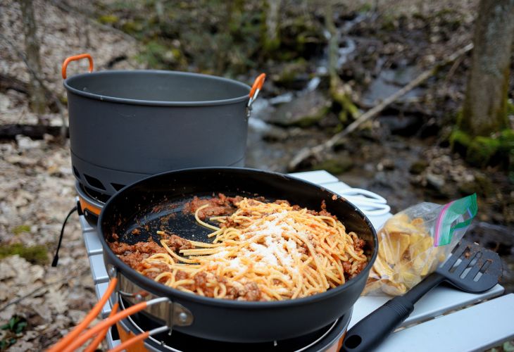 Beste campingrecepten Spagetti koken buiten koken op de camping
