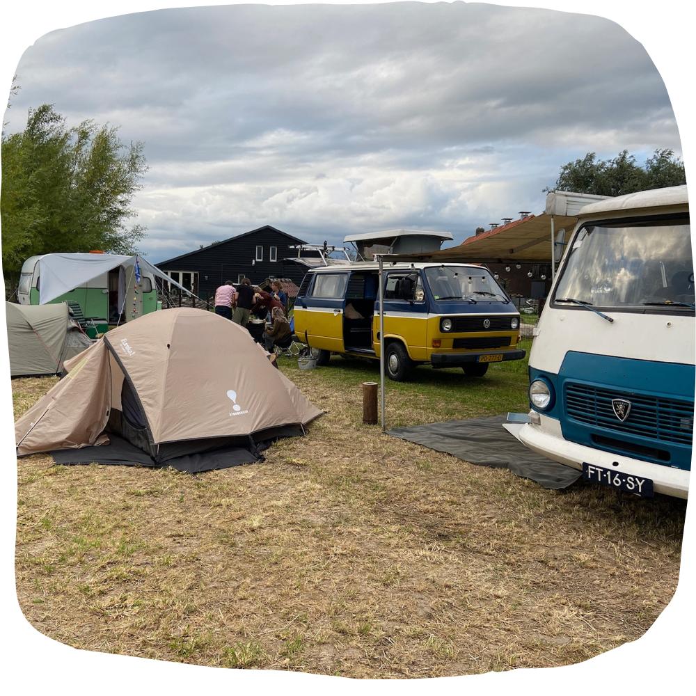 Busjes en tenten op de camping